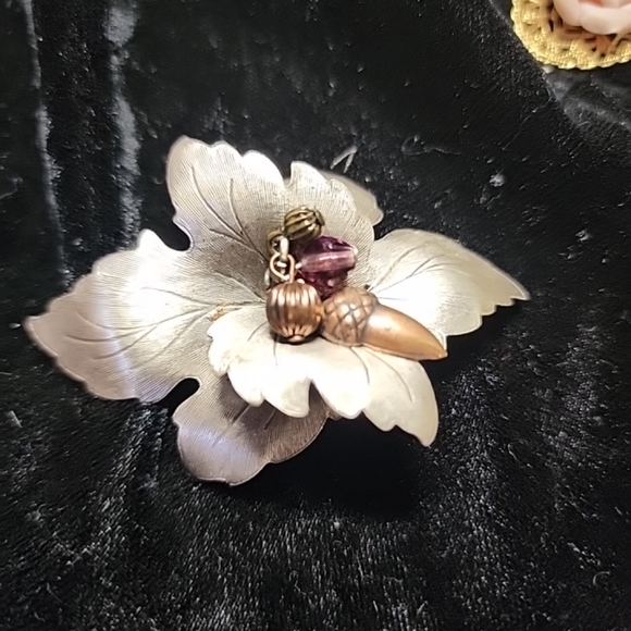 VINTAGE MAPLE LEAF W ACORN BROOCH - Picture 4 of 8